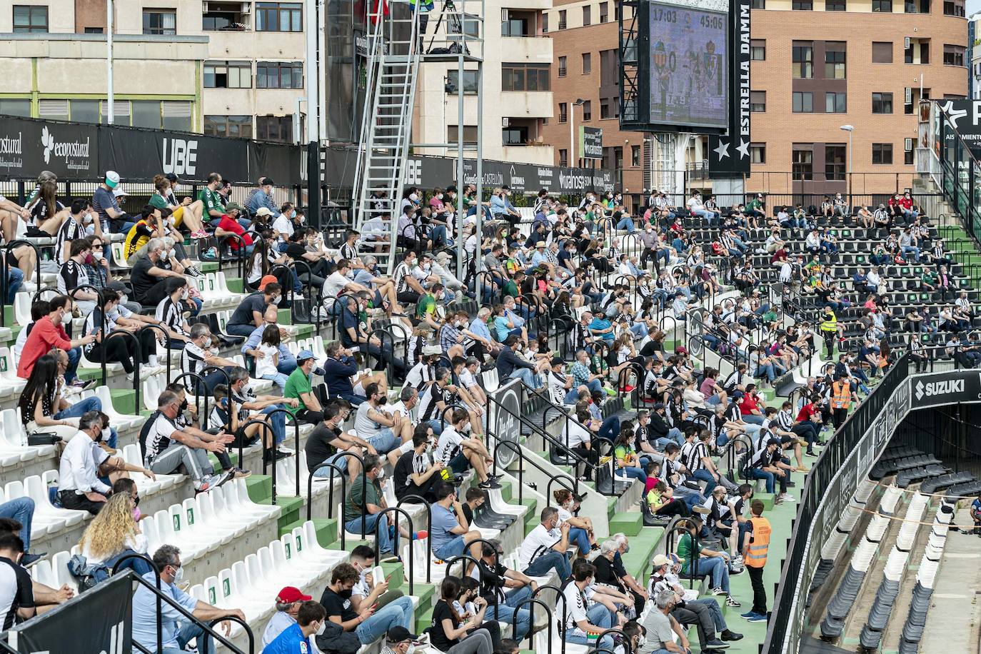 El conjunto berciano vivió el primer partido con público en el fútbol profesional desde hace más de un año en su visita al CD Castellón