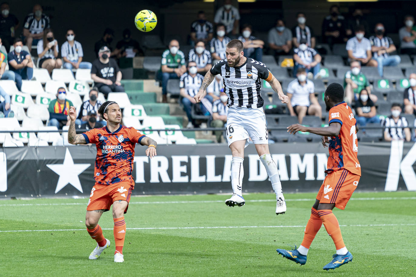 El conjunto berciano vivió el primer partido con público en el fútbol profesional desde hace más de un año en su visita al CD Castellón