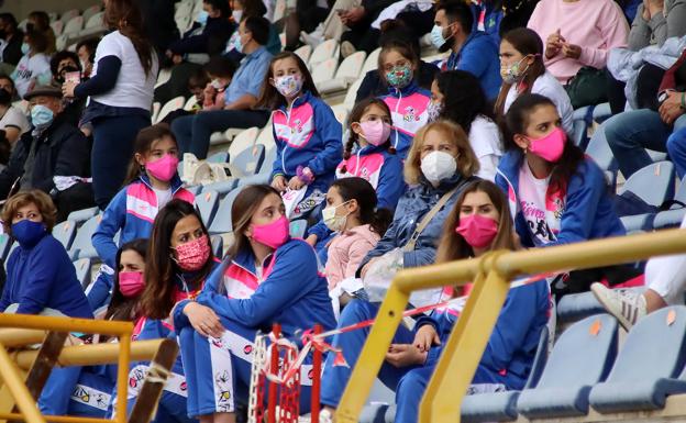 Galería. Representants de distintos clubes femeninos de la ciudad, como el Club Ritmo, acudieron a esta cita.