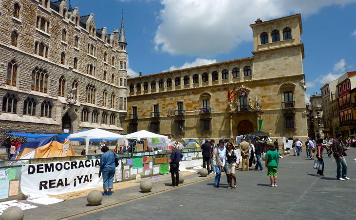 Galería. La plaza de Botines fue en lugar en León donde germinó el movimiento y la acampada que se mantuvo durante un mes.