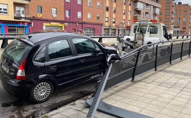 Un varón herido y trasladado al Hospital de León tras salirse de la vía con su coche en Michaisa 