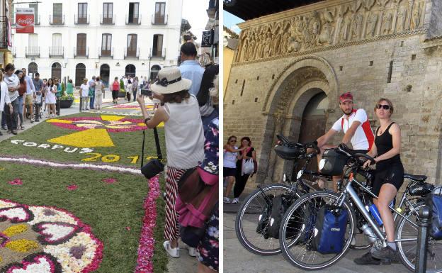 Alfombras de flores, preparadas para el Corpus Christi, y peregrinos holandeses junto a la iglesia de Santiago en Carrión de los Condes.