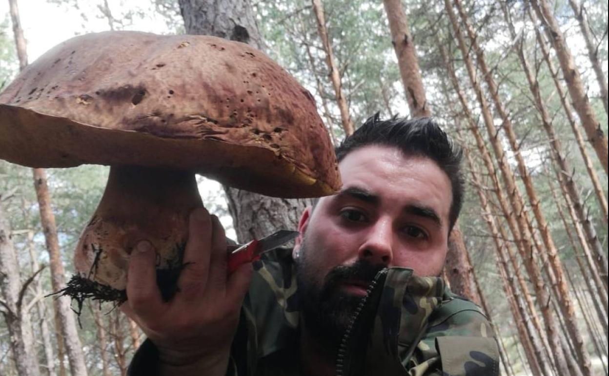 Antonio con su ejemplar de boletus. 