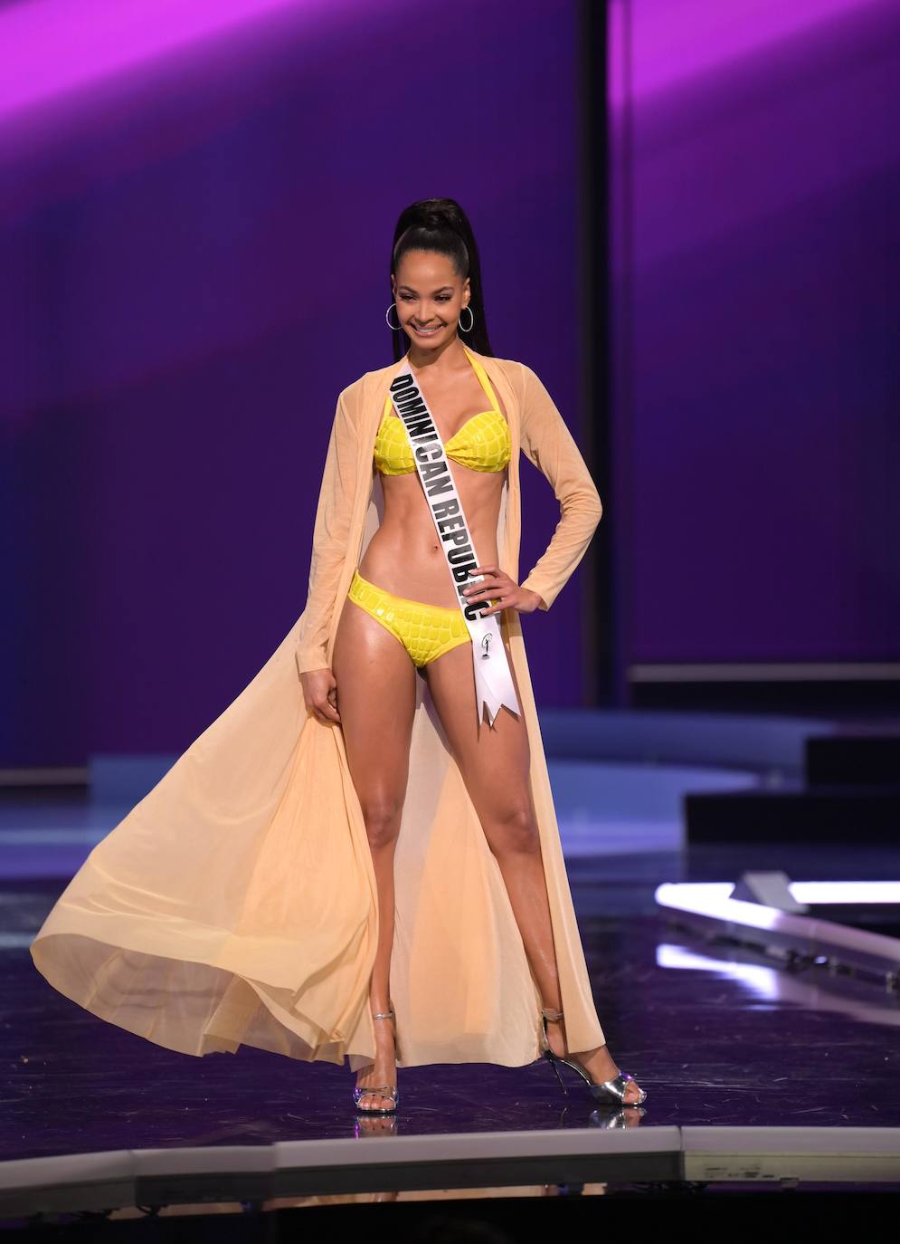 La 69 edición del certamen Miss Universo, celebrado esta madrugada en Miami, ha estado llena de vestidos espectaculares y momentos para la historia. La candidata española era la leonesa Andrea Martínez, que se presentó porque consideraba el concurso una potente herramienta para dar voz a causas sociales. Y estaba en lo cierto. En esta gala hemos podido ver guiños reivindicativos, como el que realizó la candidata de Myanmar, que portó un letrero en el que se podía leer «Pray for Myanmar». Finalmente, la ganadora de Miss Universo 2021 ha sido la representante de México, Andrea Meza. 