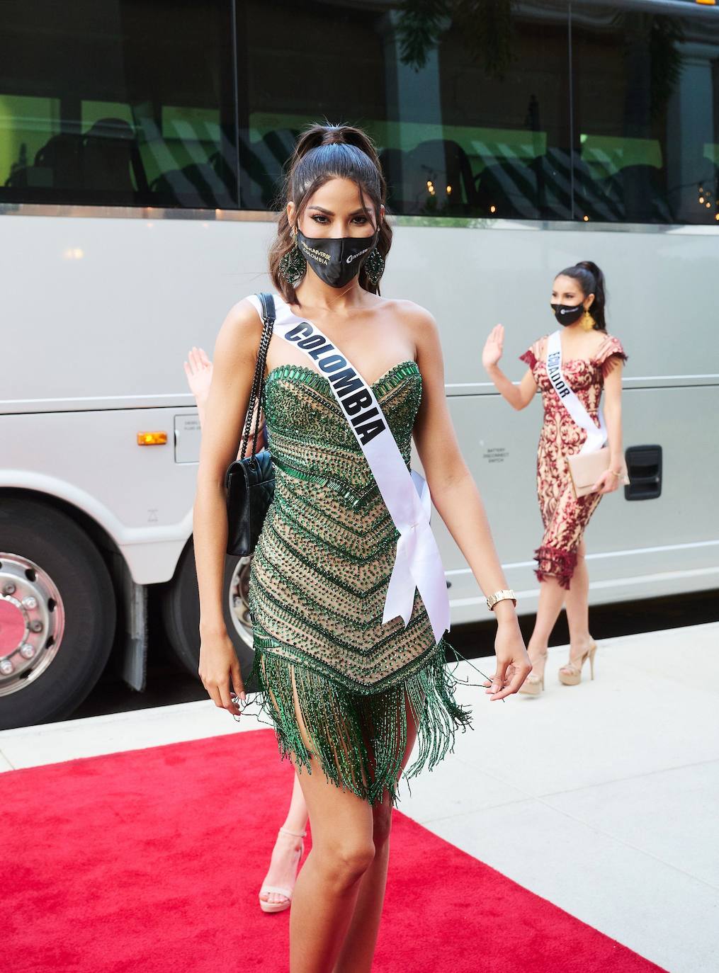 La 69 edición del certamen Miss Universo, celebrado esta madrugada en Miami, ha estado llena de vestidos espectaculares y momentos para la historia. La candidata española era la leonesa Andrea Martínez, que se presentó porque consideraba el concurso una potente herramienta para dar voz a causas sociales. Y estaba en lo cierto. En esta gala hemos podido ver guiños reivindicativos, como el que realizó la candidata de Myanmar, que portó un letrero en el que se podía leer «Pray for Myanmar». Finalmente, la ganadora de Miss Universo 2021 ha sido la representante de México, Andrea Meza. 