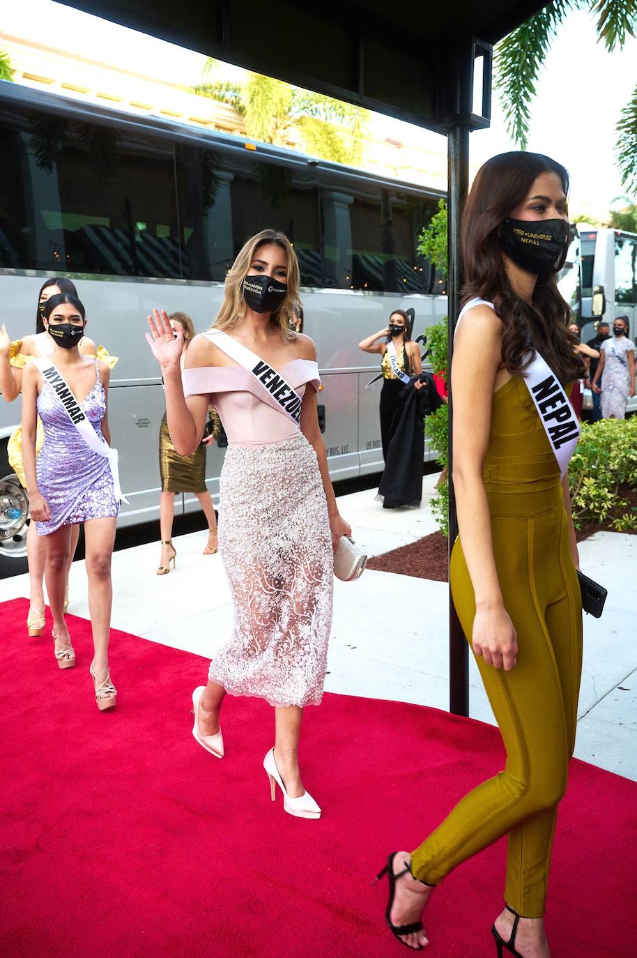 La 69 edición del certamen Miss Universo, celebrado esta madrugada en Miami, ha estado llena de vestidos espectaculares y momentos para la historia. La candidata española era la leonesa Andrea Martínez, que se presentó porque consideraba el concurso una potente herramienta para dar voz a causas sociales. Y estaba en lo cierto. En esta gala hemos podido ver guiños reivindicativos, como el que realizó la candidata de Myanmar, que portó un letrero en el que se podía leer «Pray for Myanmar». Finalmente, la ganadora de Miss Universo 2021 ha sido la representante de México, Andrea Meza. 