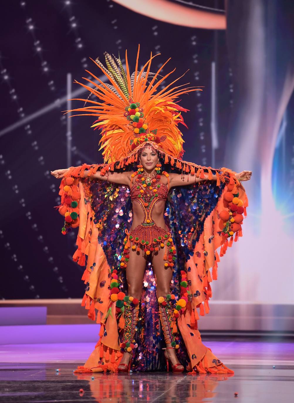 La 69 edición del certamen Miss Universo, celebrado esta madrugada en Miami, ha estado llena de vestidos espectaculares y momentos para la historia. La candidata española era la leonesa Andrea Martínez, que se presentó porque consideraba el concurso una potente herramienta para dar voz a causas sociales. Y estaba en lo cierto. En esta gala hemos podido ver guiños reivindicativos, como el que realizó la candidata de Myanmar, que portó un letrero en el que se podía leer «Pray for Myanmar». Finalmente, la ganadora de Miss Universo 2021 ha sido la representante de México, Andrea Meza. 