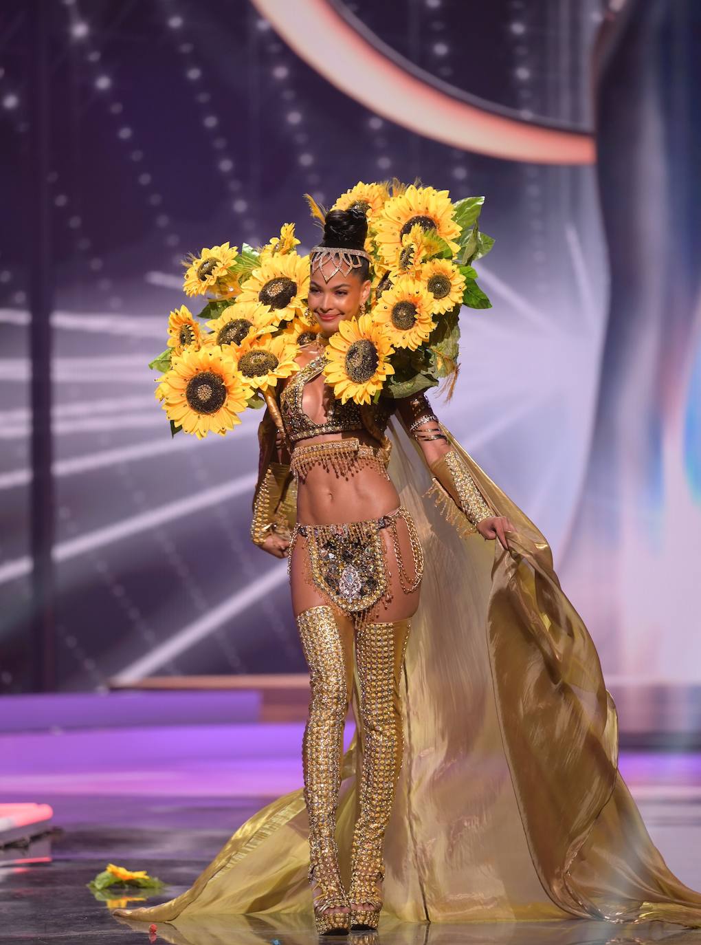 La 69 edición del certamen Miss Universo, celebrado esta madrugada en Miami, ha estado llena de vestidos espectaculares y momentos para la historia. La candidata española era la leonesa Andrea Martínez, que se presentó porque consideraba el concurso una potente herramienta para dar voz a causas sociales. Y estaba en lo cierto. En esta gala hemos podido ver guiños reivindicativos, como el que realizó la candidata de Myanmar, que portó un letrero en el que se podía leer «Pray for Myanmar». Finalmente, la ganadora de Miss Universo 2021 ha sido la representante de México, Andrea Meza. 