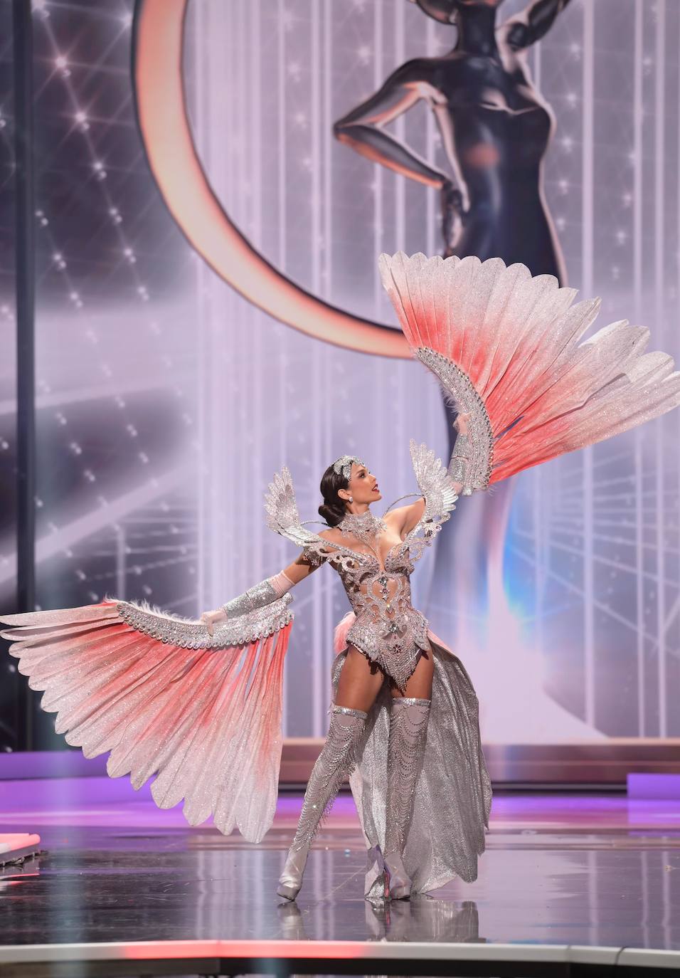 La 69 edición del certamen Miss Universo, celebrado esta madrugada en Miami, ha estado llena de vestidos espectaculares y momentos para la historia. La candidata española era la leonesa Andrea Martínez, que se presentó porque consideraba el concurso una potente herramienta para dar voz a causas sociales. Y estaba en lo cierto. En esta gala hemos podido ver guiños reivindicativos, como el que realizó la candidata de Myanmar, que portó un letrero en el que se podía leer «Pray for Myanmar». Finalmente, la ganadora de Miss Universo 2021 ha sido la representante de México, Andrea Meza. 