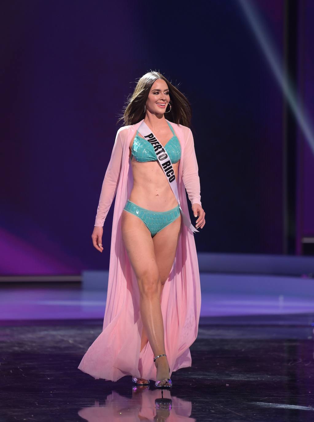 La 69 edición del certamen Miss Universo, celebrado esta madrugada en Miami, ha estado llena de vestidos espectaculares y momentos para la historia. La candidata española era la leonesa Andrea Martínez, que se presentó porque consideraba el concurso una potente herramienta para dar voz a causas sociales. Y estaba en lo cierto. En esta gala hemos podido ver guiños reivindicativos, como el que realizó la candidata de Myanmar, que portó un letrero en el que se podía leer «Pray for Myanmar». Finalmente, la ganadora de Miss Universo 2021 ha sido la representante de México, Andrea Meza. 