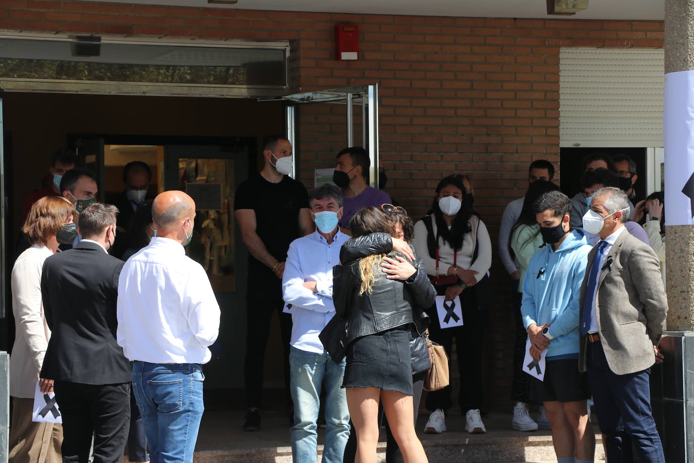 Minuto de silencio por la muerte del joven asesinado en León.