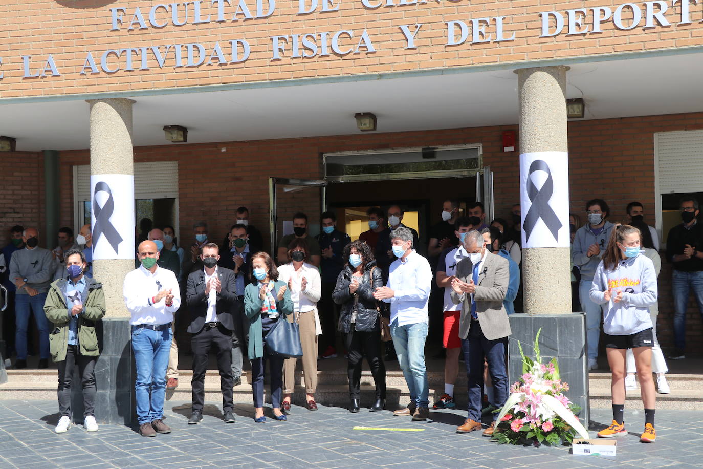 Minuto de silencio por la muerte del joven asesinado en León.