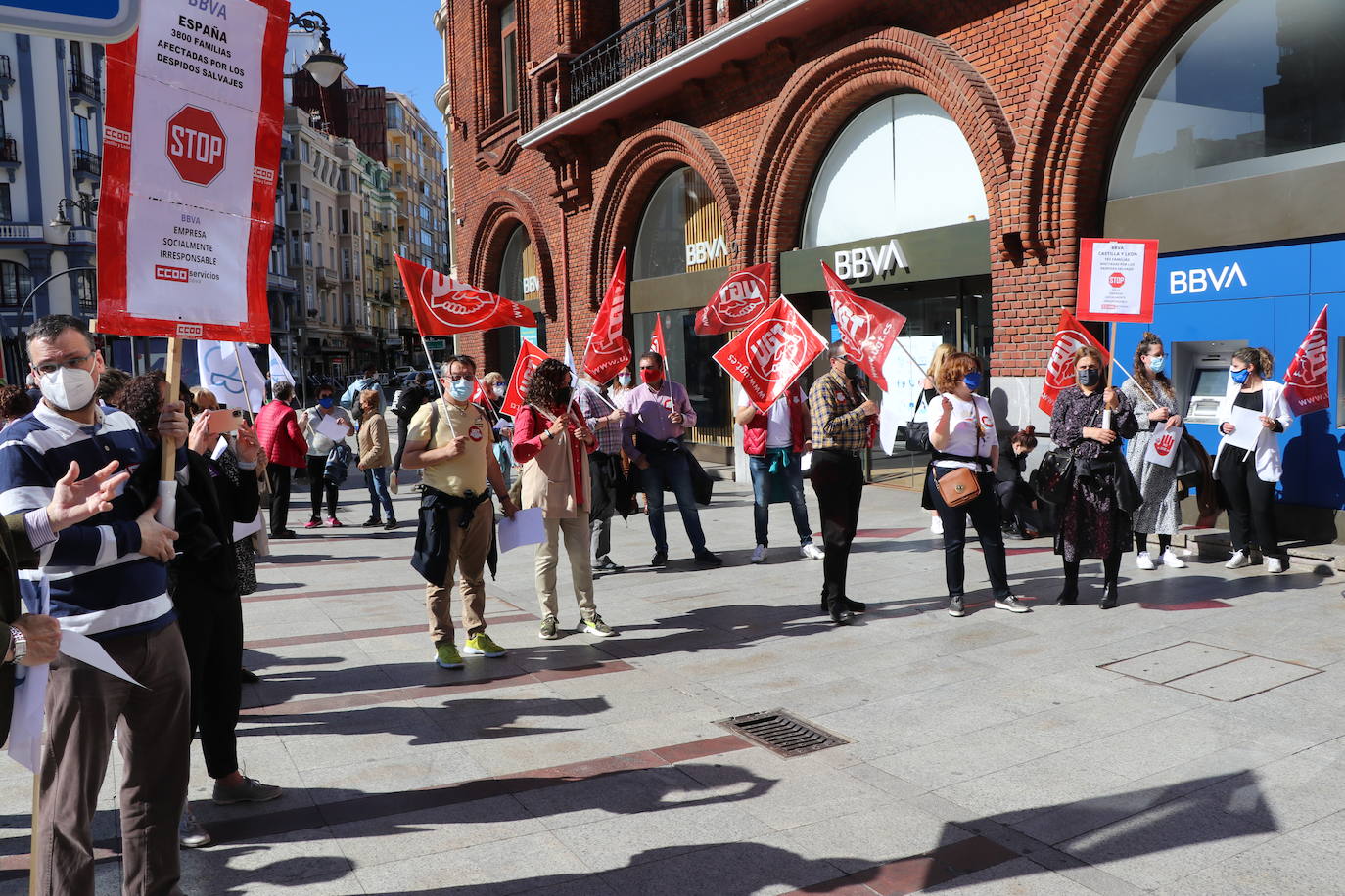 Más de cien personas claman en la Plaza Santo Domingo contra un ERE que afectaría, según sindicatos, a 14 trabajadores de la entidad bancaria.