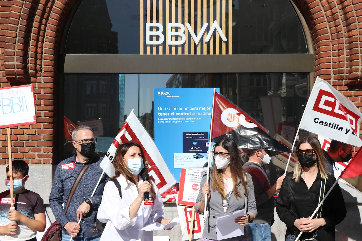 Más de cien personas claman en la Plaza Santo Domingo contra un ERE que afectaría, según sindicatos, a 14 trabajadores de la entidad bancaria.