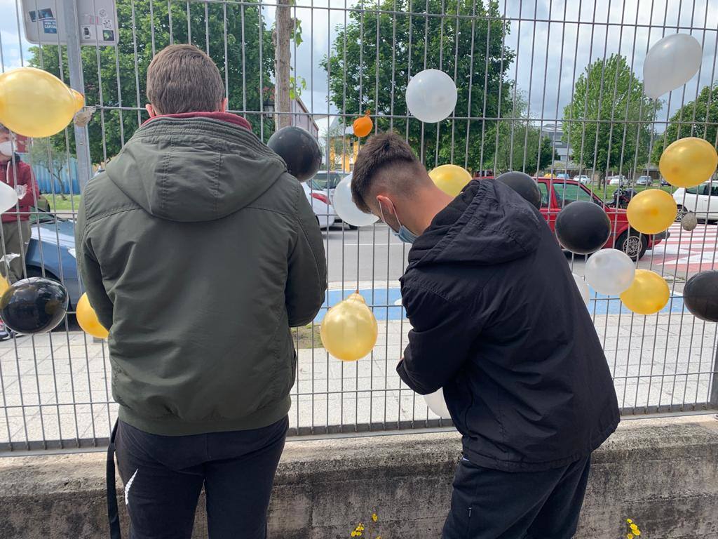 Fotos: Los estudiantes de Colindres lloran la muerte de Mario Fuentes