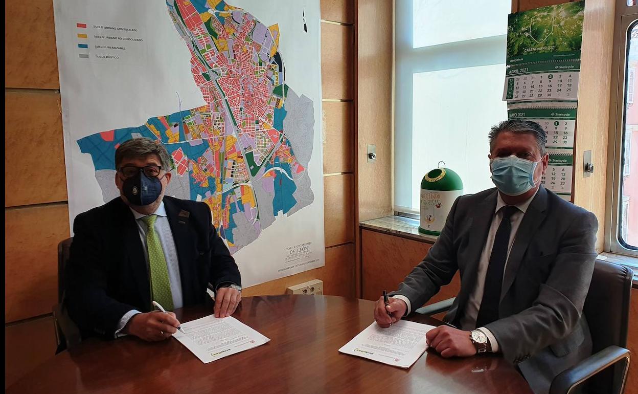 Frima del convenio suscrito por el Ayuntamiento de León y Ecopilas-