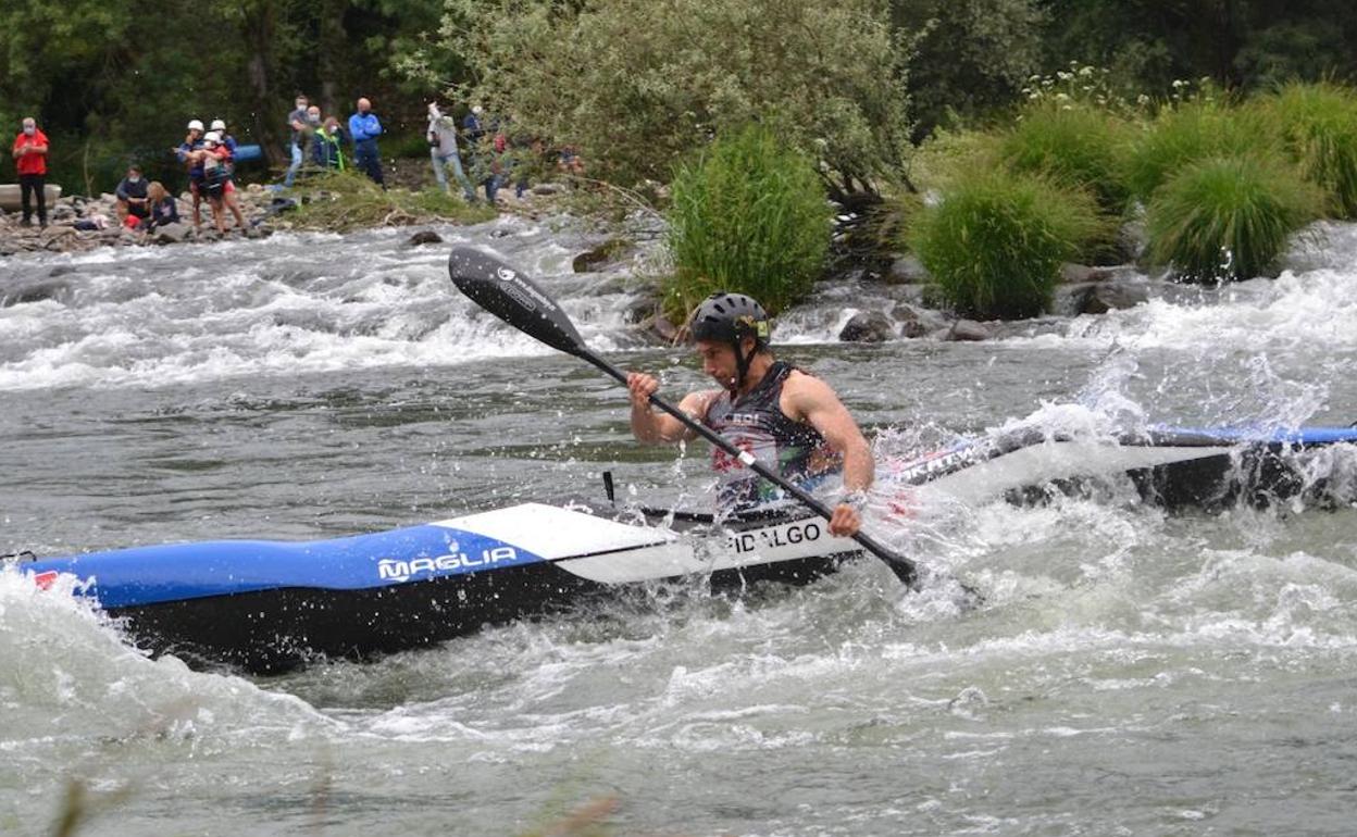 Guillermo Fidalgo, en las aguas del río Sil en O Barco de Valdeorras.