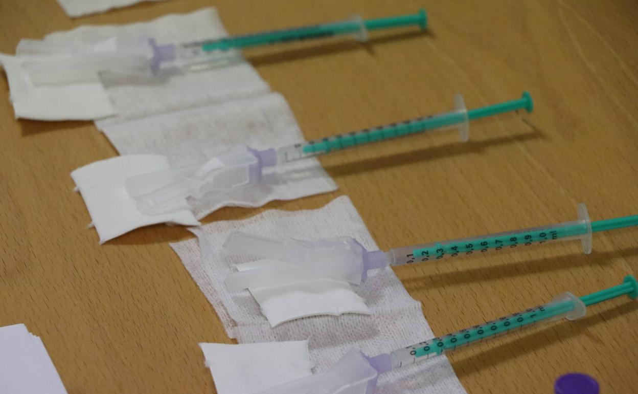 Imagen de unas vacunas preparadas para ser inyectadas. 
