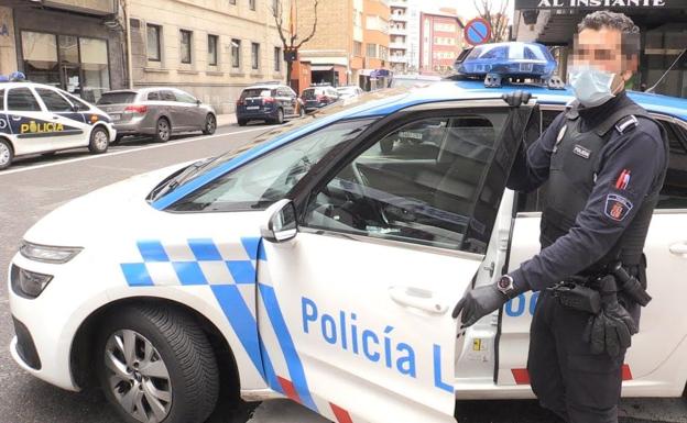 La Policía Local de León identifica a 9 personas por consumir en el interior de un bar con la trapa bajada