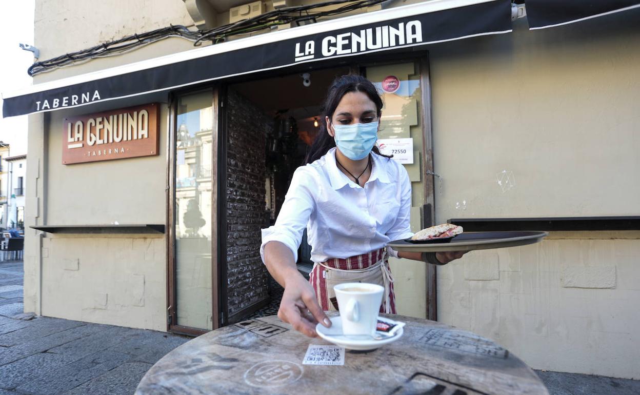 León seguirá con el interior de la hostelería cerrado, al menos, hasta el jueves. 