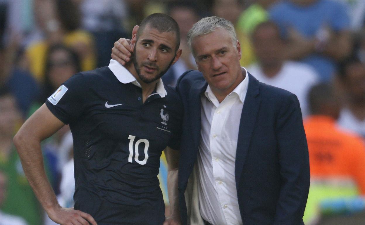 Benzema y Deschamps, tras la eliminación gala en el Mundial de Brasil de 2014.