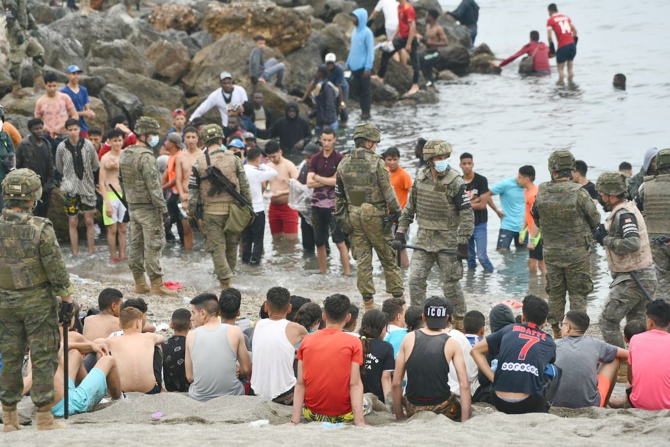 España moviliza al Ejército tras entrar a nado 6.000 marroquíes en Ceuta. Decenas de personas siguen alcanzado el espigón fronterizo ante la pasividad de Rabat y hay un fallecido por ahogamiento; al menos 80 personas acceden a la fuerza en Melilla espoleados por la avalancha ceutí. 