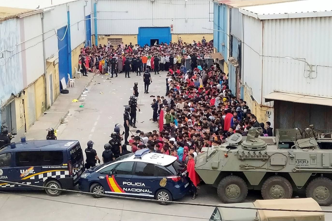 España moviliza al Ejército tras entrar a nado 6.000 marroquíes en Ceuta. Decenas de personas siguen alcanzado el espigón fronterizo ante la pasividad de Rabat y hay un fallecido por ahogamiento; al menos 80 personas acceden a la fuerza en Melilla espoleados por la avalancha ceutí. 