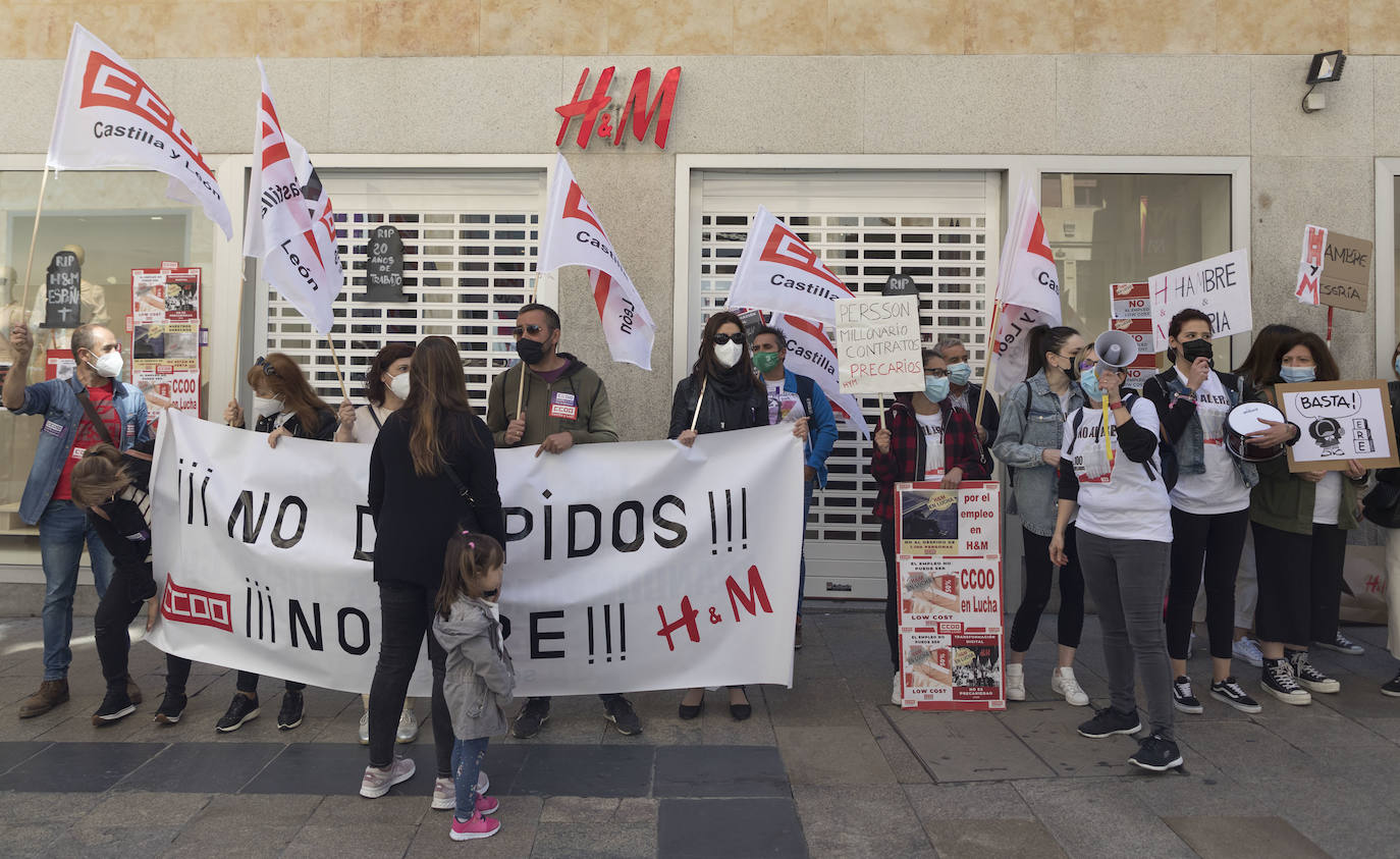 Los trabajadores salmantinos de la multinacional sueca en protesta contra 28 despidos.