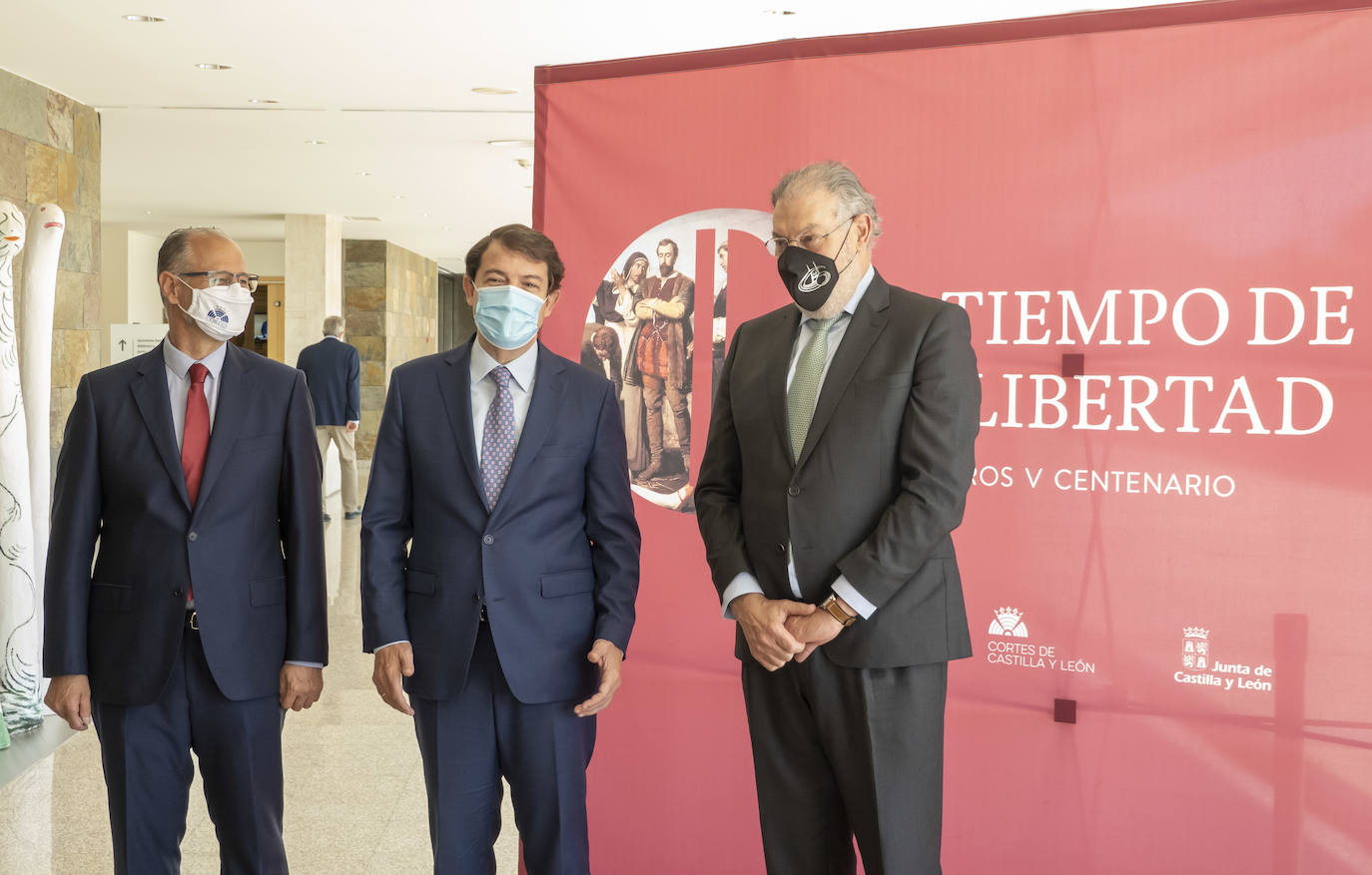 l presidente de la Junta de Castilla y León, Alfonso Fernández Mañueco, el presidente de las Cortes y de la Fundación de Castilla y León, Luis Fuentes, y el profesor Salvador Rus, comisario de los actos del V centenario de los Comuneros, en lainauguración del congreso.