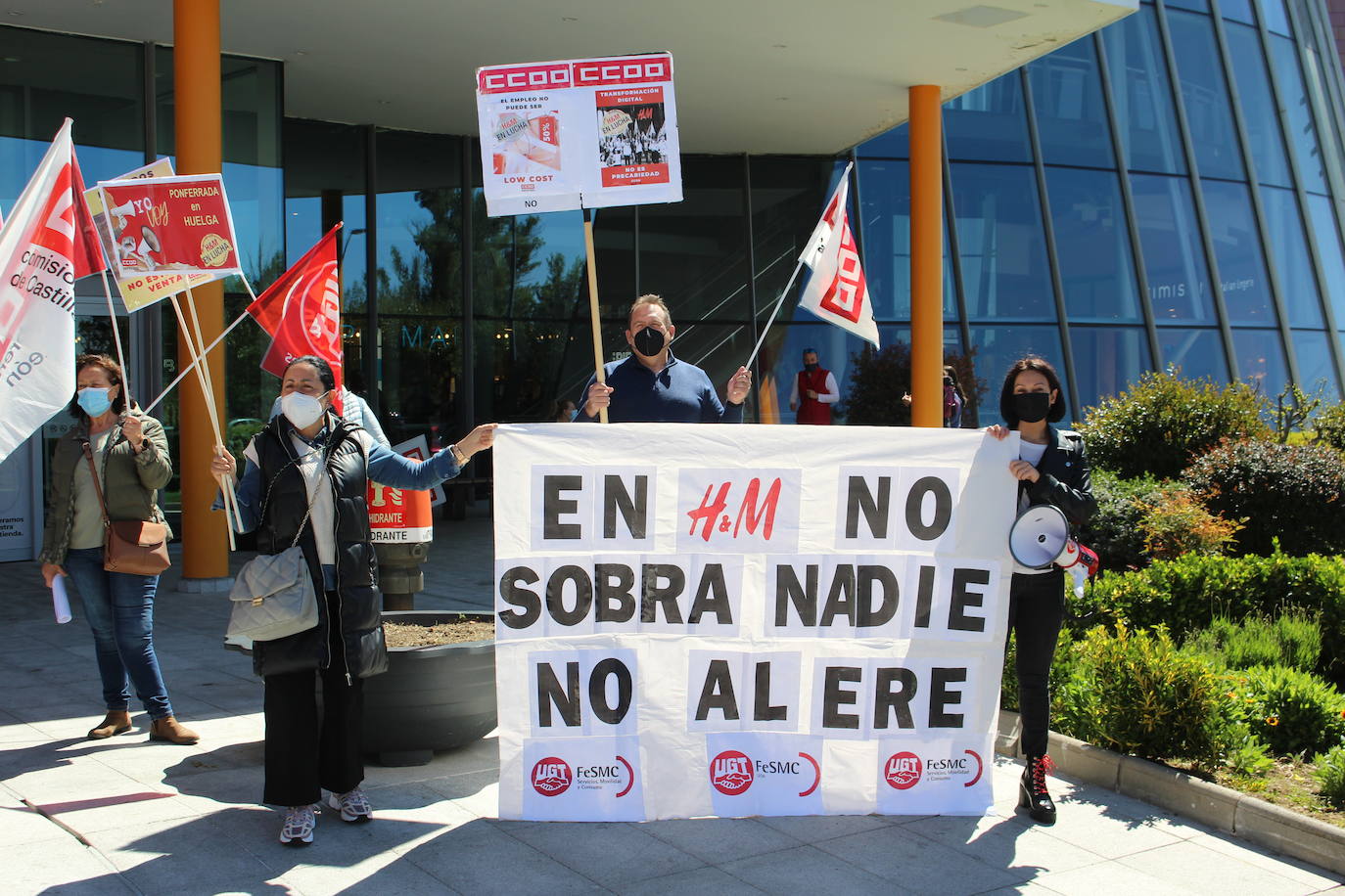 Los empleados de la multinacional sueca de H&M vuelven a concentrarse contra un Ere que conlleva 17 despidos en las dos tiendas de León y Ponferrada.