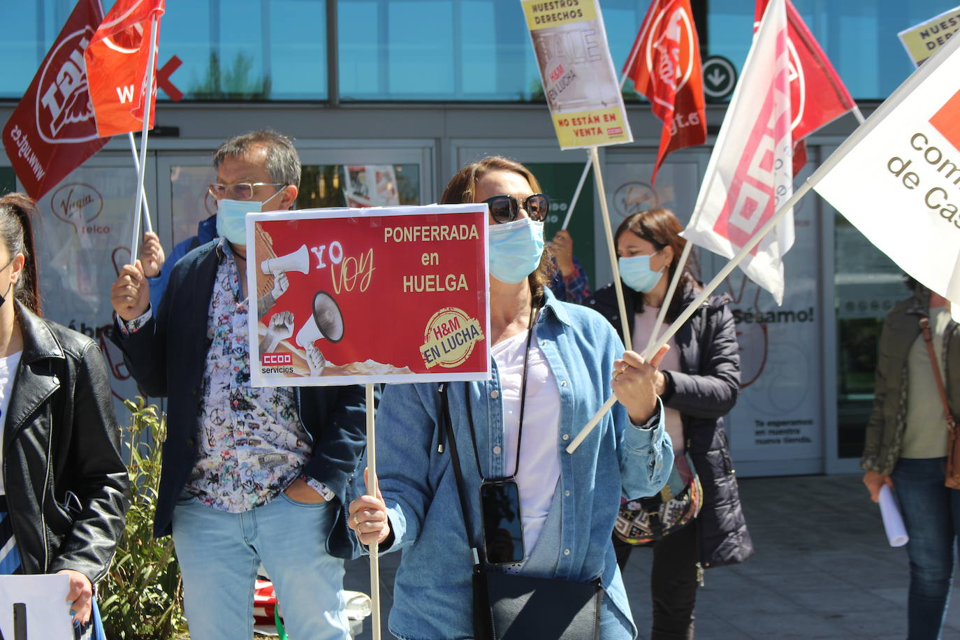 Los empleados de la multinacional sueca de H&M vuelven a concentrarse contra un Ere que conlleva 17 despidos en las dos tiendas de León y Ponferrada.