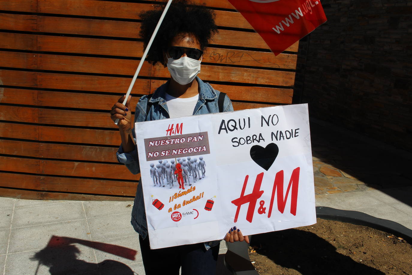 Los empleados de la multinacional sueca de H&M vuelven a concentrarse contra un Ere que conlleva 17 despidos en las dos tiendas de León y Ponferrada.