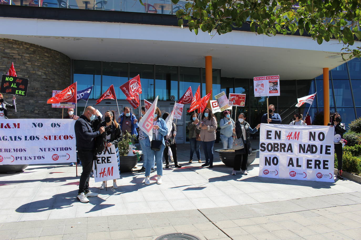 Los empleados de la multinacional sueca de H&M vuelven a concentrarse contra un Ere que conlleva 17 despidos en las dos tiendas de León y Ponferrada.