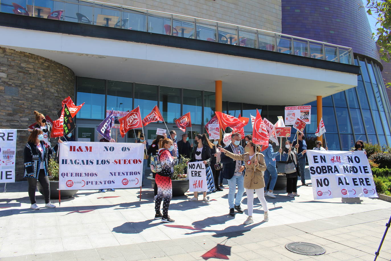 Los empleados de la multinacional sueca de H&M vuelven a concentrarse contra un Ere que conlleva 17 despidos en las dos tiendas de León y Ponferrada.