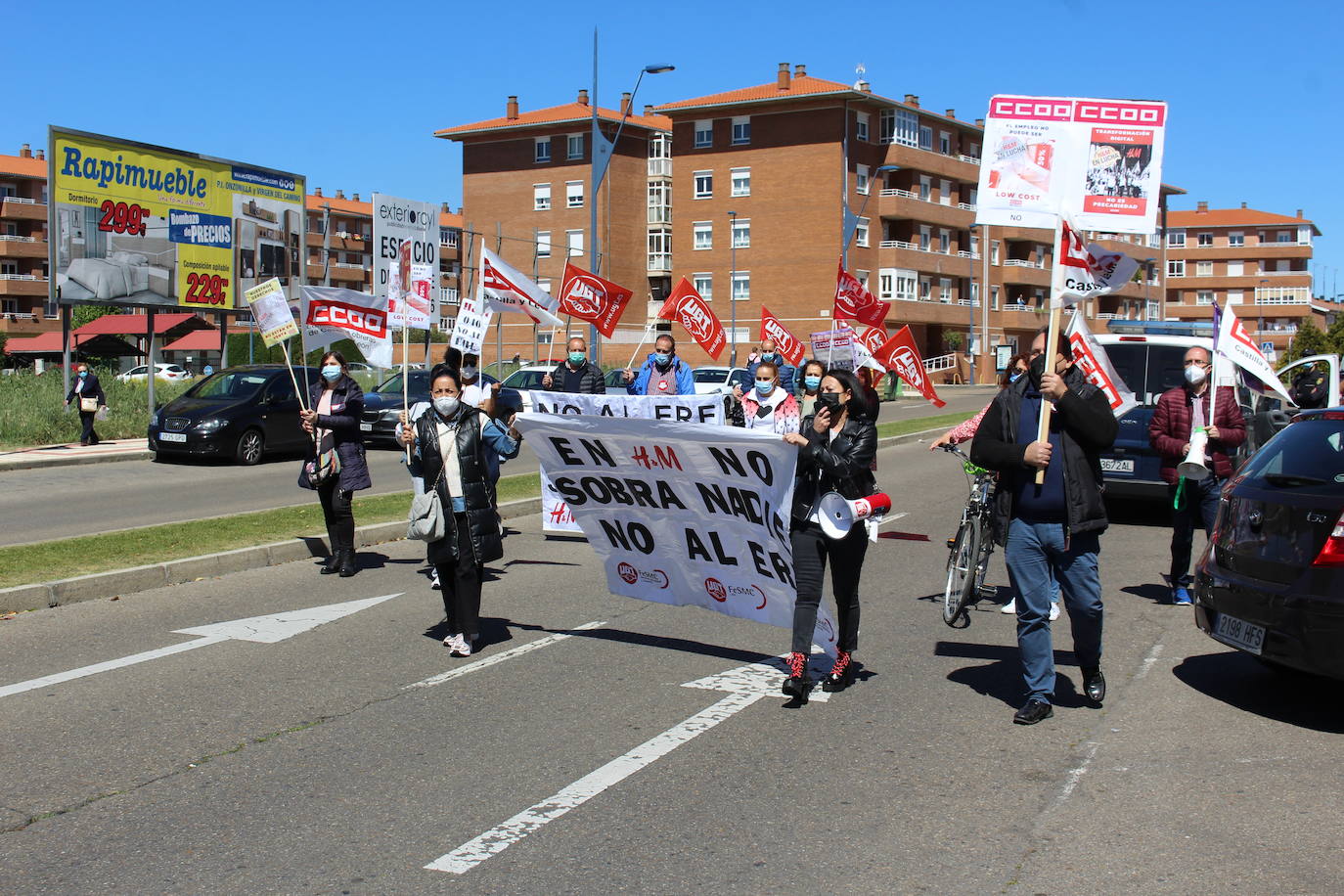 Los empleados de la multinacional sueca de H&M vuelven a concentrarse contra un Ere que conlleva 17 despidos en las dos tiendas de León y Ponferrada.