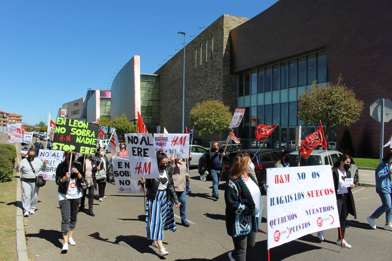 Los empleados de la multinacional sueca de H&M vuelven a concentrarse contra un Ere que conlleva 17 despidos en las dos tiendas de León y Ponferrada.