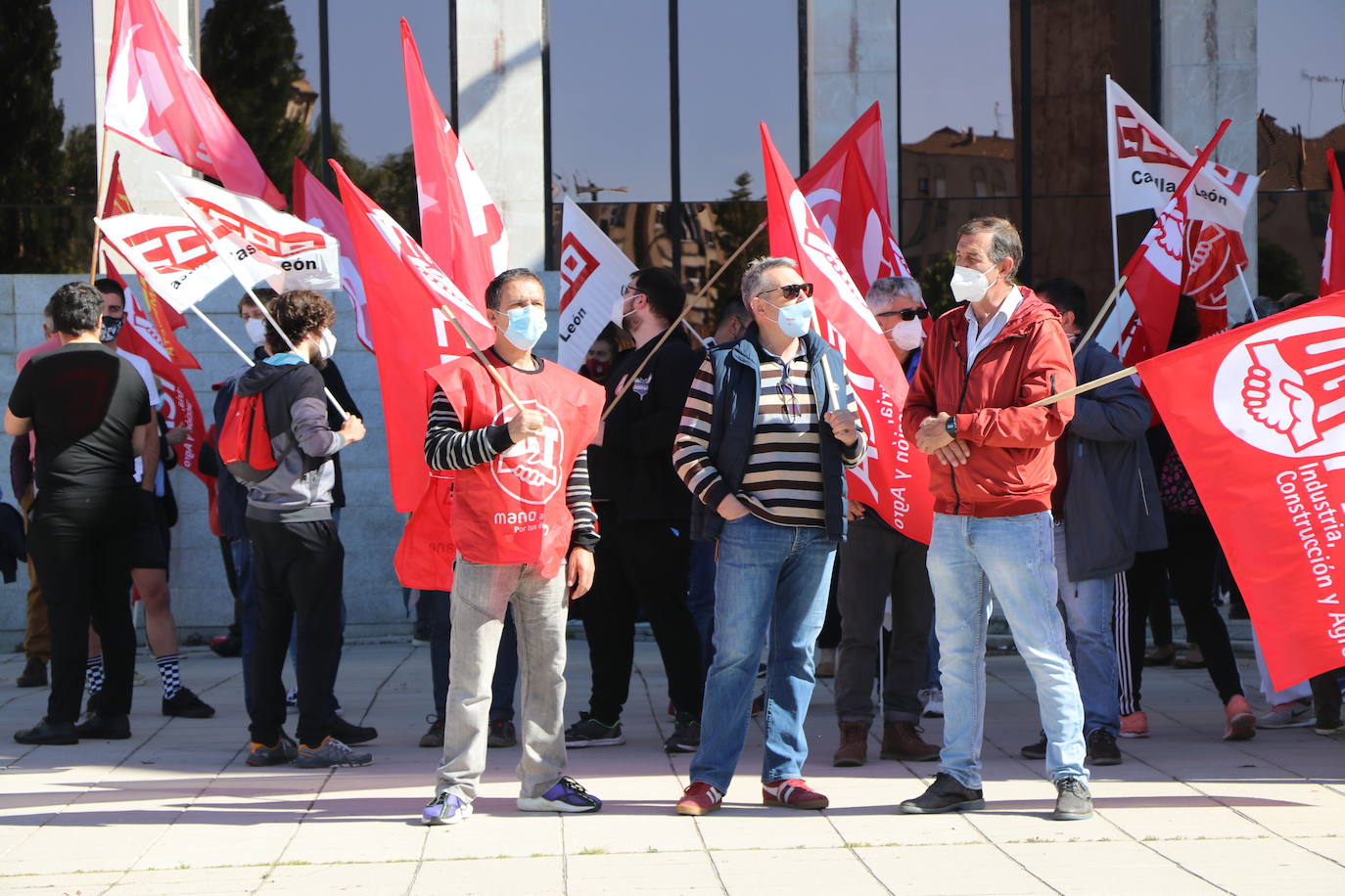 Imagen. Concentración de los trabajadores de Laboratorios Ovejero. 