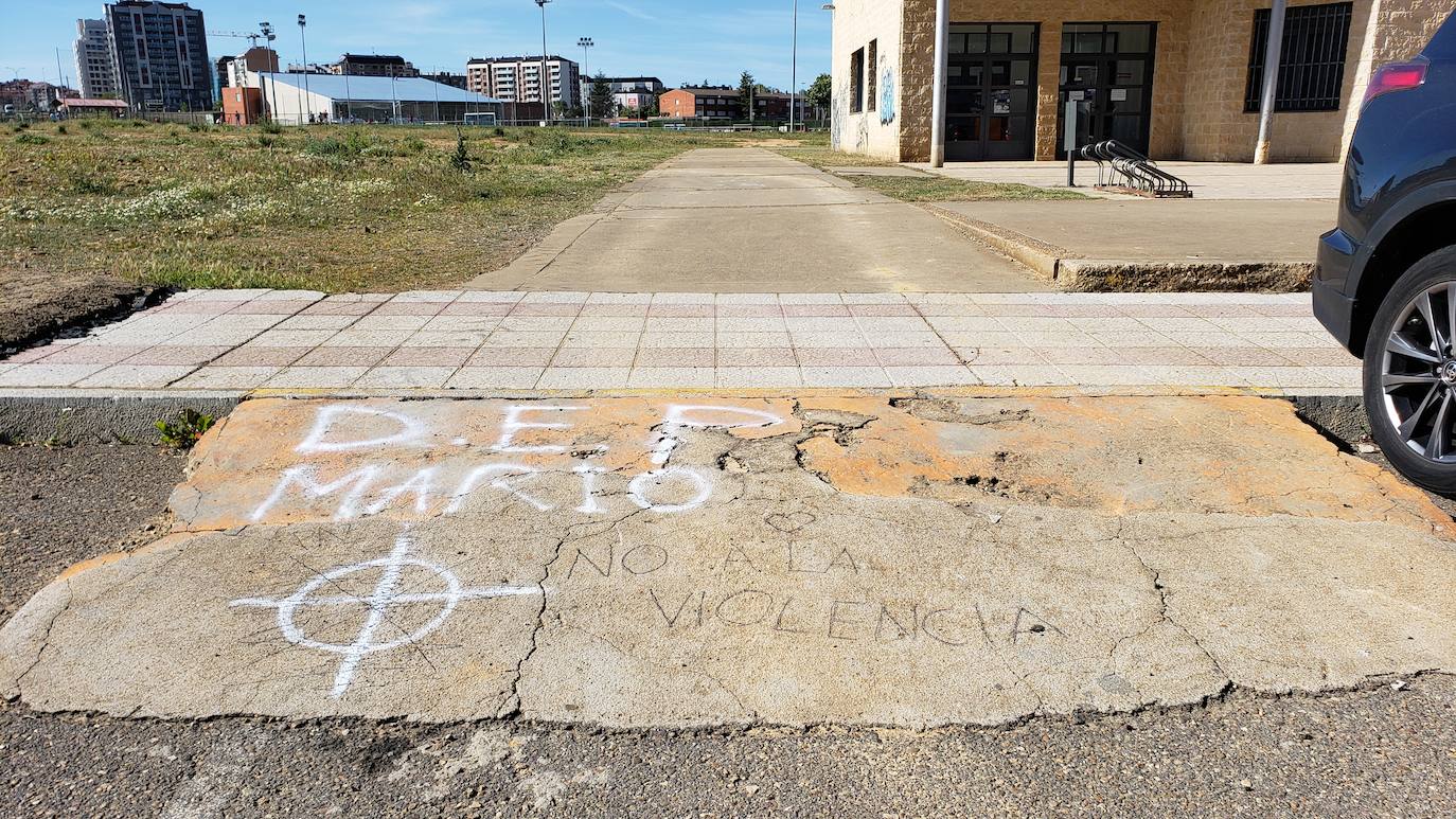 Los universitarios leoneses rinden homenaje a su compañero fallecido tras ser apuñalado de madrugada en las inmediaciones del pabellón de La Torre.