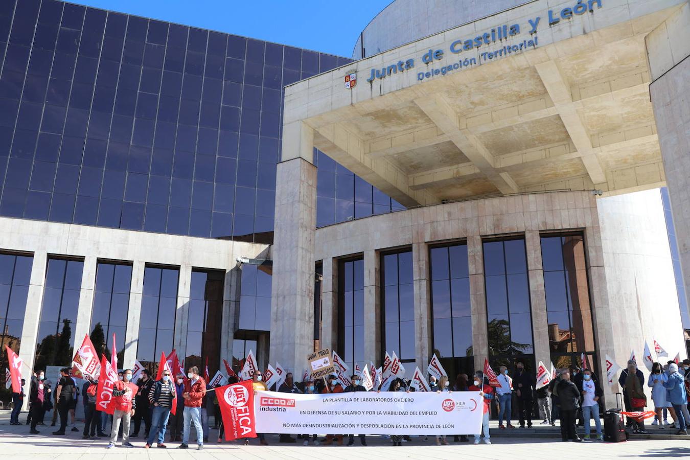 Los trabajadores de Laboratorios Ovejero apoyan a su llegada a la reunión al Grupo Labiana que es recibido entre aplausos