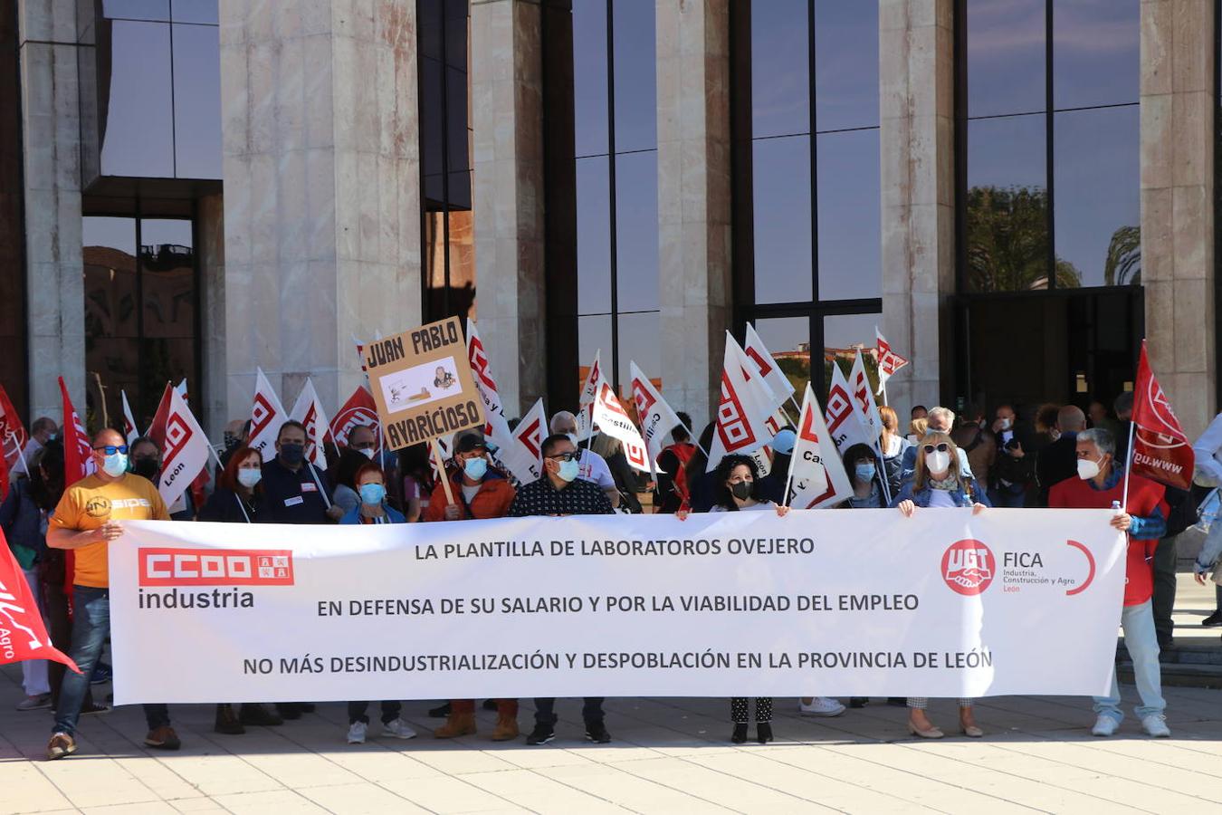 Los trabajadores de Laboratorios Ovejero apoyan a su llegada a la reunión al Grupo Labiana que es recibido entre aplausos