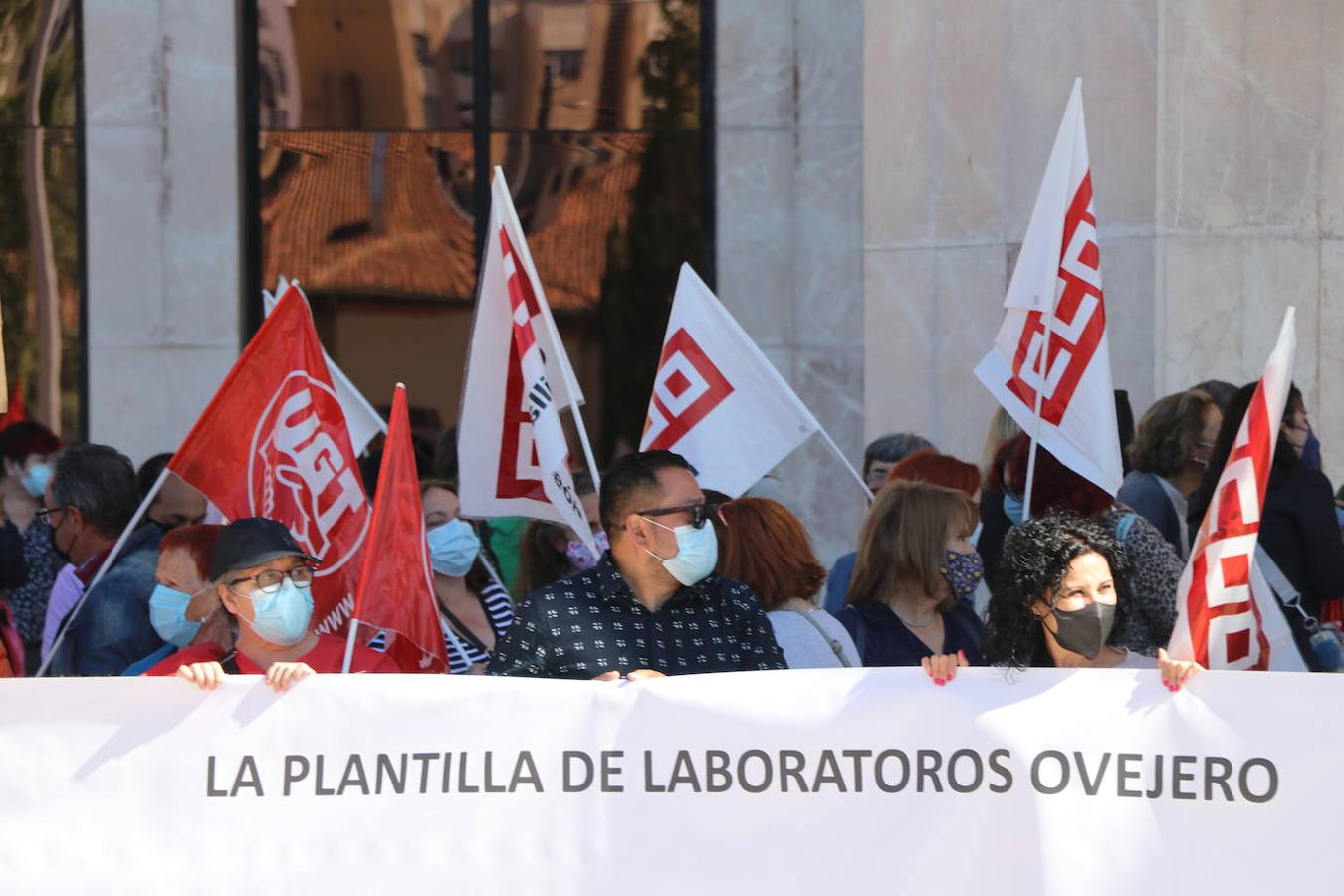 Los trabajadores de Laboratorios Ovejero apoyan a su llegada a la reunión al Grupo Labiana que es recibido entre aplausos