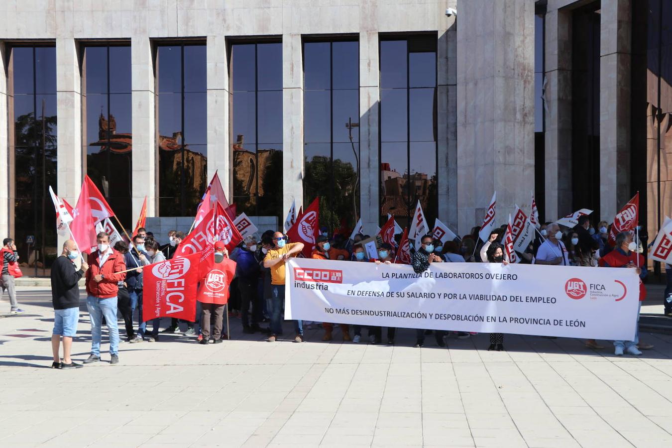 Los trabajadores de Laboratorios Ovejero apoyan a su llegada a la reunión al Grupo Labiana que es recibido entre aplausos