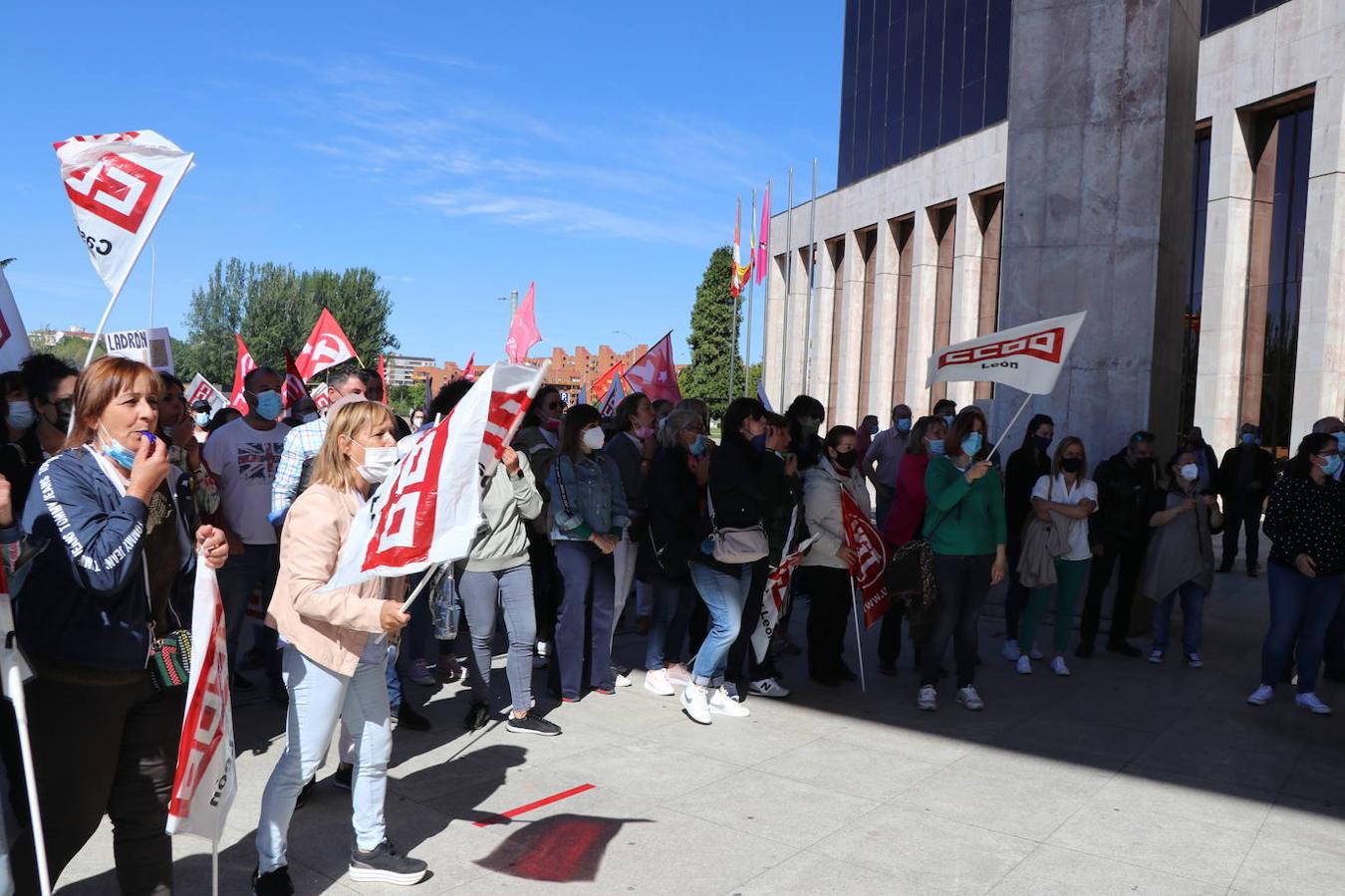 Los trabajadores de Laboratorios Ovejero apoyan a su llegada a la reunión al Grupo Labiana que es recibido entre aplausos