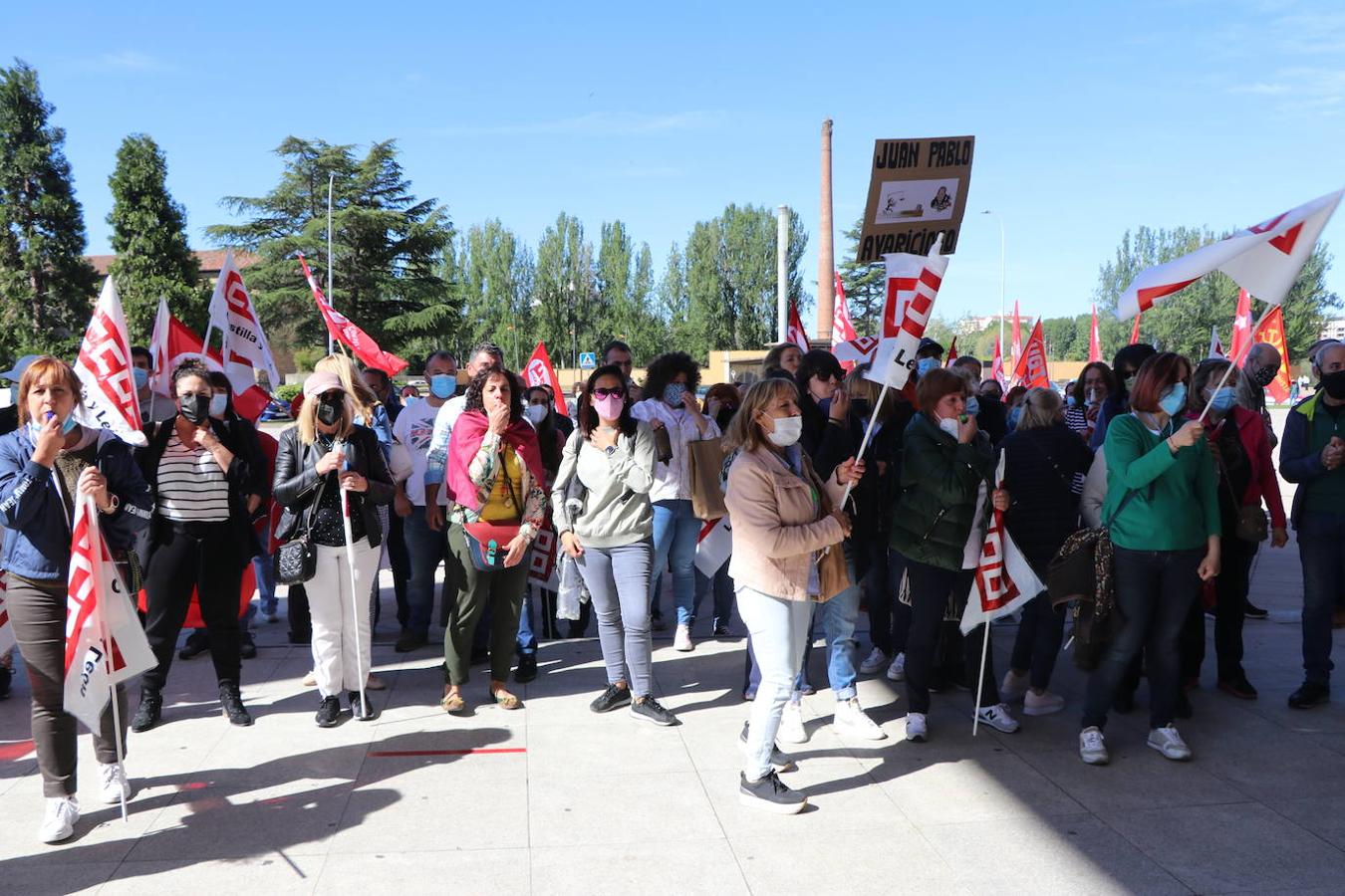 Los trabajadores de Laboratorios Ovejero apoyan a su llegada a la reunión al Grupo Labiana que es recibido entre aplausos