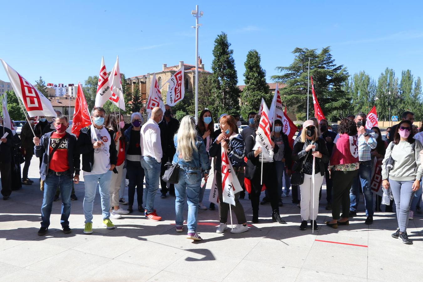 Los trabajadores de Laboratorios Ovejero apoyan a su llegada a la reunión al Grupo Labiana que es recibido entre aplausos