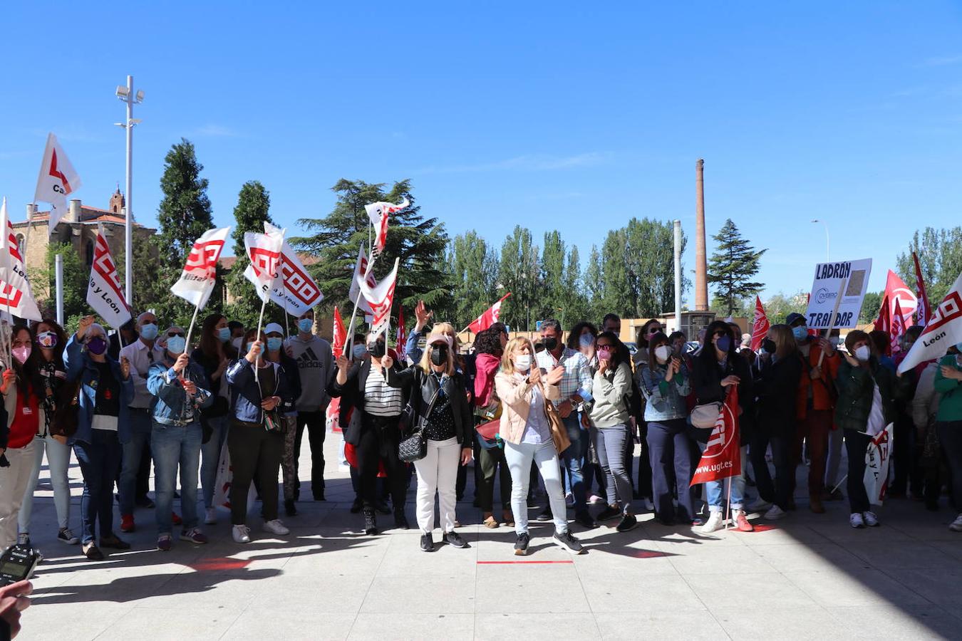 Los trabajadores de Laboratorios Ovejero apoyan a su llegada a la reunión al Grupo Labiana que es recibido entre aplausos