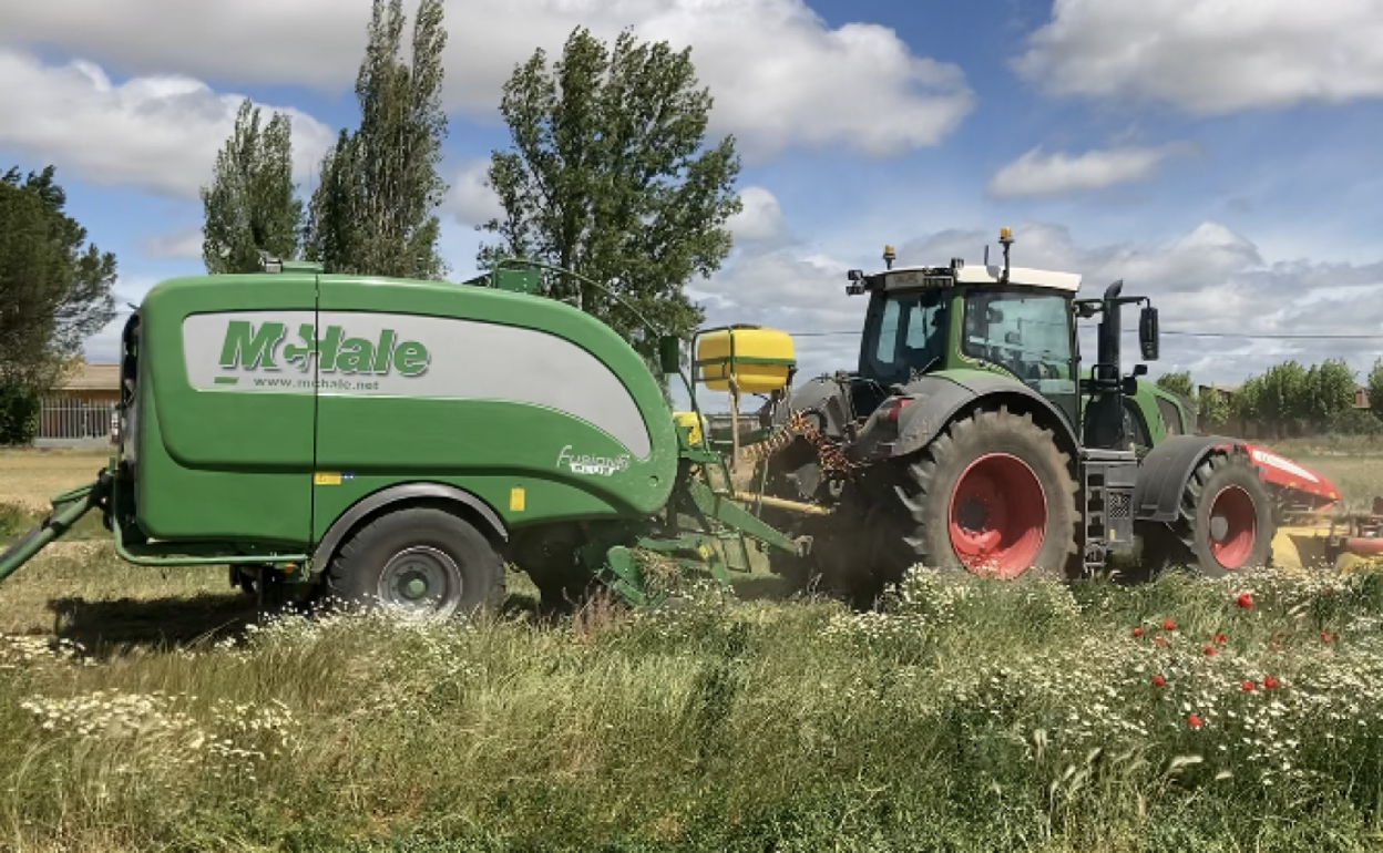 Empacadora, tractor y segadora. 