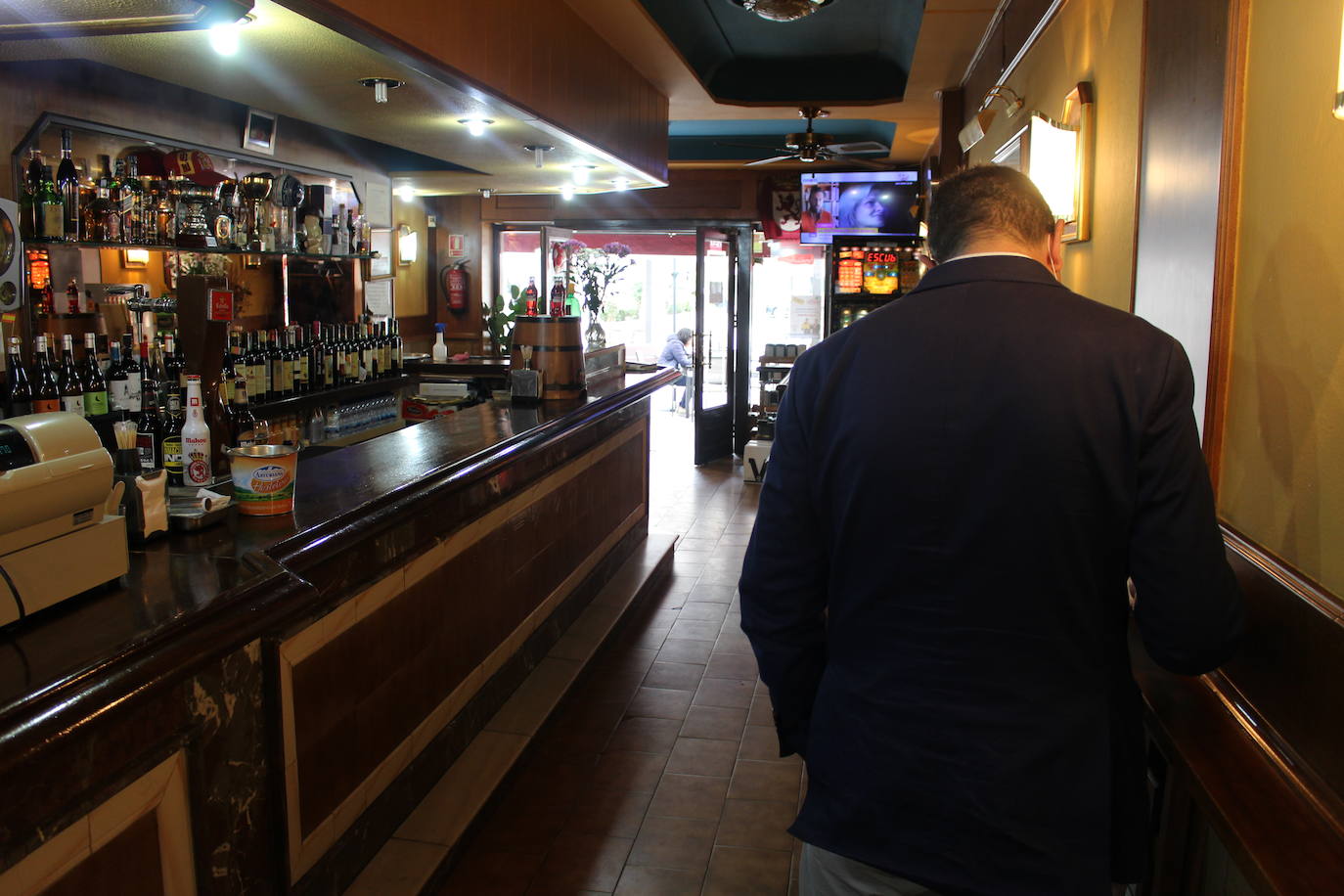Los leoneses celebran la reapertura del interior de la hostelería en la ciudad.