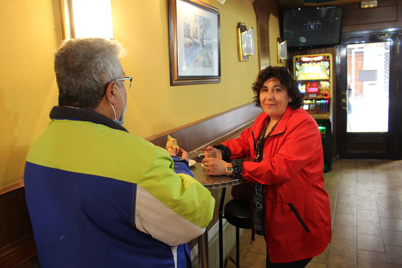 Los leoneses celebran la reapertura del interior de la hostelería en la ciudad.