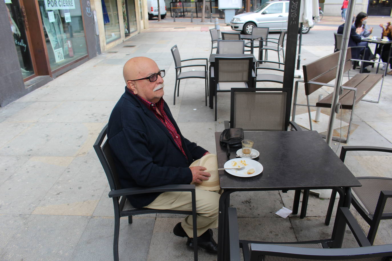 Los leoneses celebran la reapertura del interior de la hostelería en la ciudad.